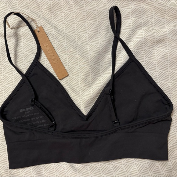 NWT SKIMS SOFT SMOOTHING SEAMLESS BRALETTE
ONYX / S - Picture 3 of 7